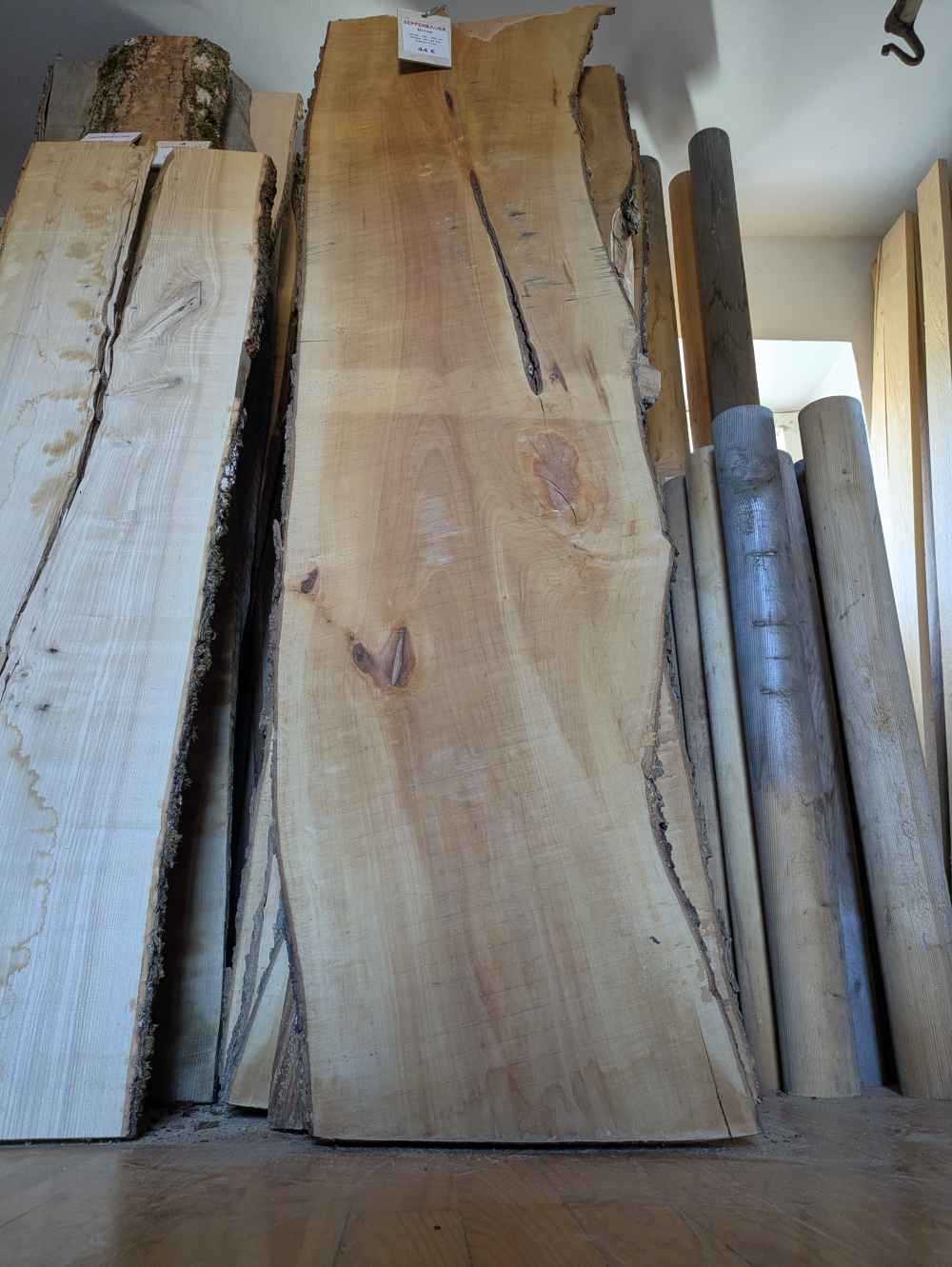 Holzbohle mit Baumkante